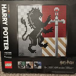 NEW in Box Harry Potter Hogwarts Crest LEGO