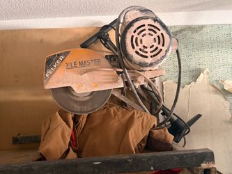 Tile cutting wet saw