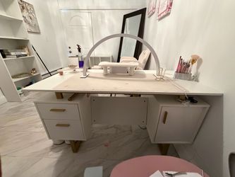 Nail desk