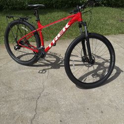 Trek Marlin 5 , 29”Large Frame, Topeak Storage Rack