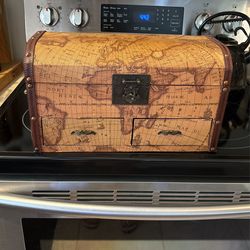 Via Vee World Treasure Chest Chest