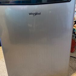 College Size Whirlpool Fridge Small Freezer 