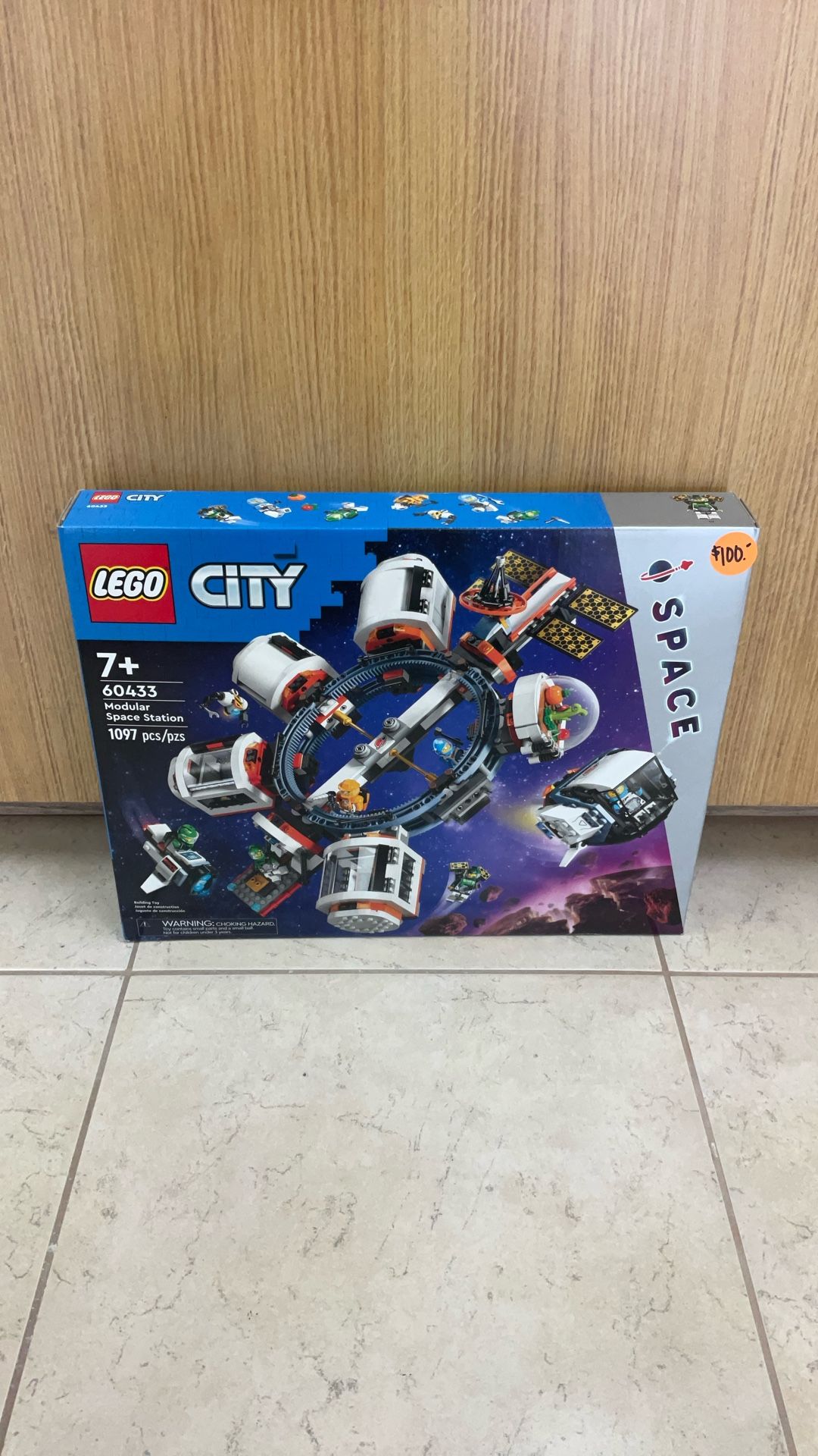 LEGO CITY 60433 MODULAR SPACE STATION.