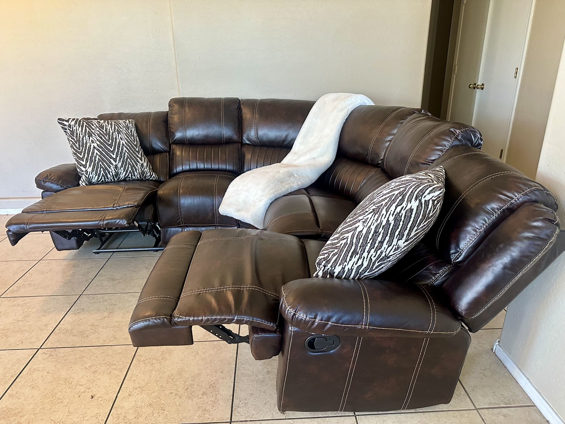 Like New-Dark Brown Reclining Sectional-FREE DELIVERY 🚚