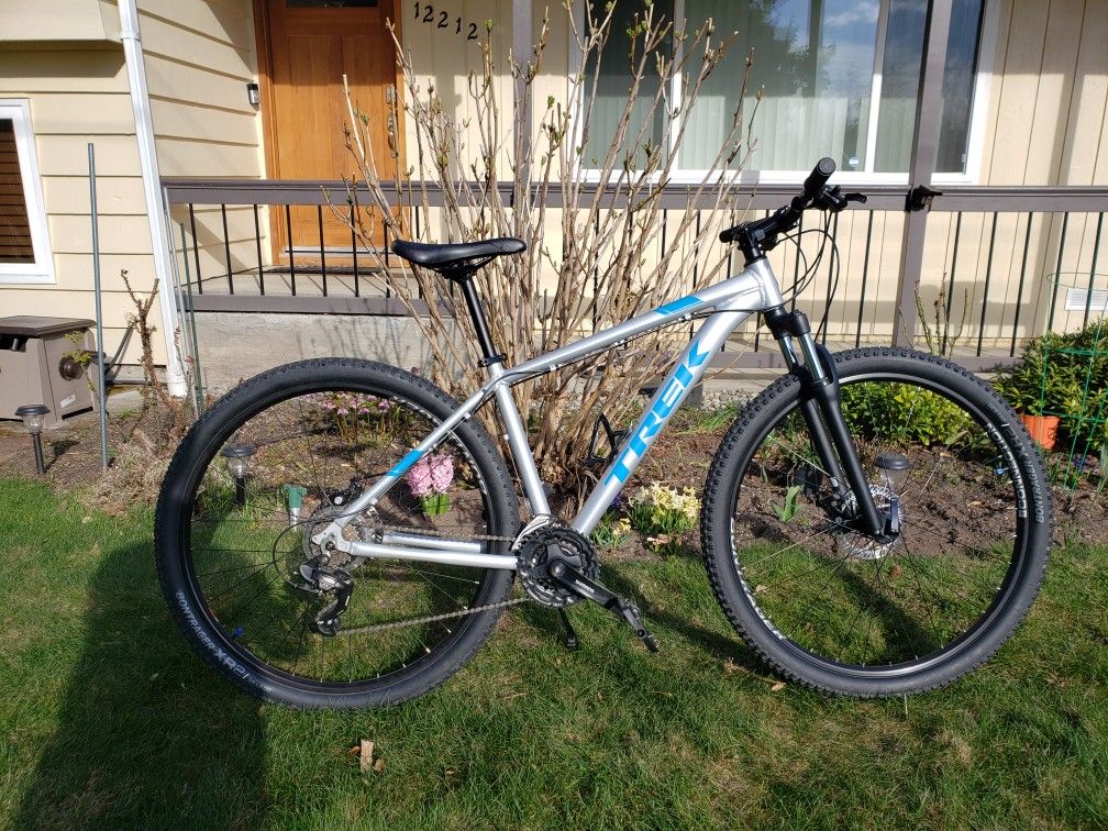 Trek Marlin 4 2018 Size Medium 29-inch Bontrager Wheels Mountain Bike