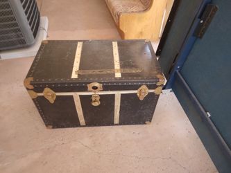 VINTAGE STEAMER CARRIAGE TRUNK