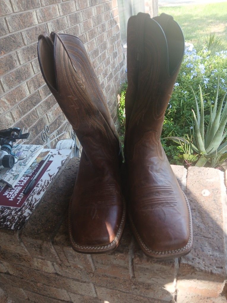 Men's Ariat Boots...Size 9.5 In excellent condition...my son wore them for a wedding ..that's it