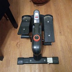 Anncheer   leg sercularion.   Exercise.  Machine