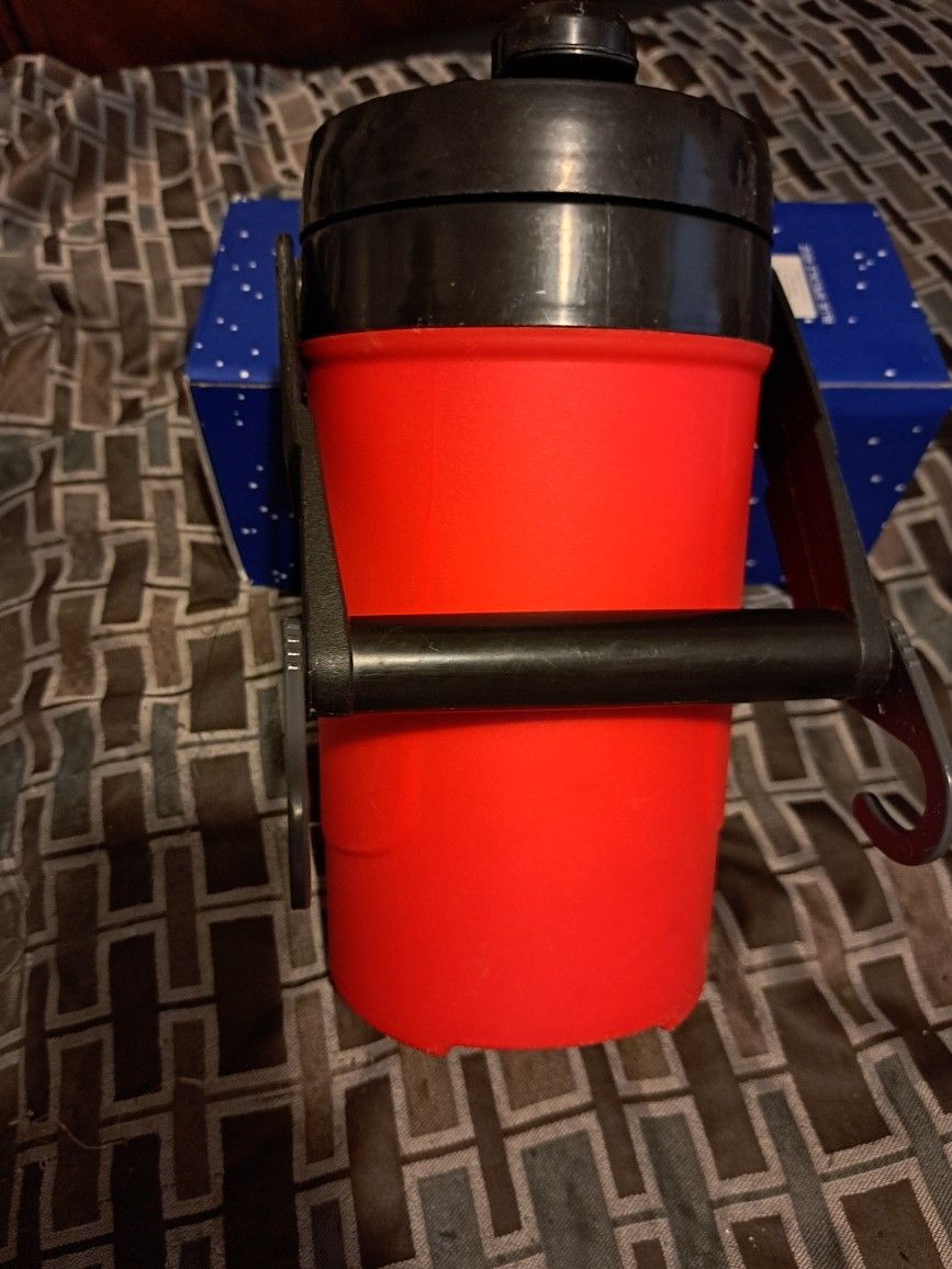 Igloo 1/2 gallon sports jug with hooks