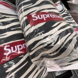 Supreme Box Logo Crew Neck Zebra 