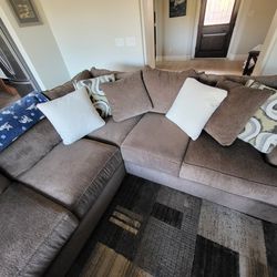 LARGE SECTIONAL COUCH!! GREAT QUALITY!!