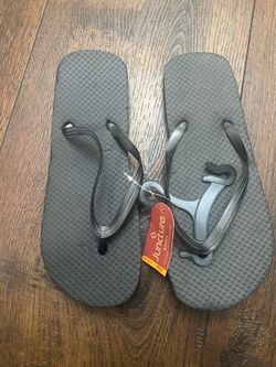 New women’s black flip flop sandals size 5/6