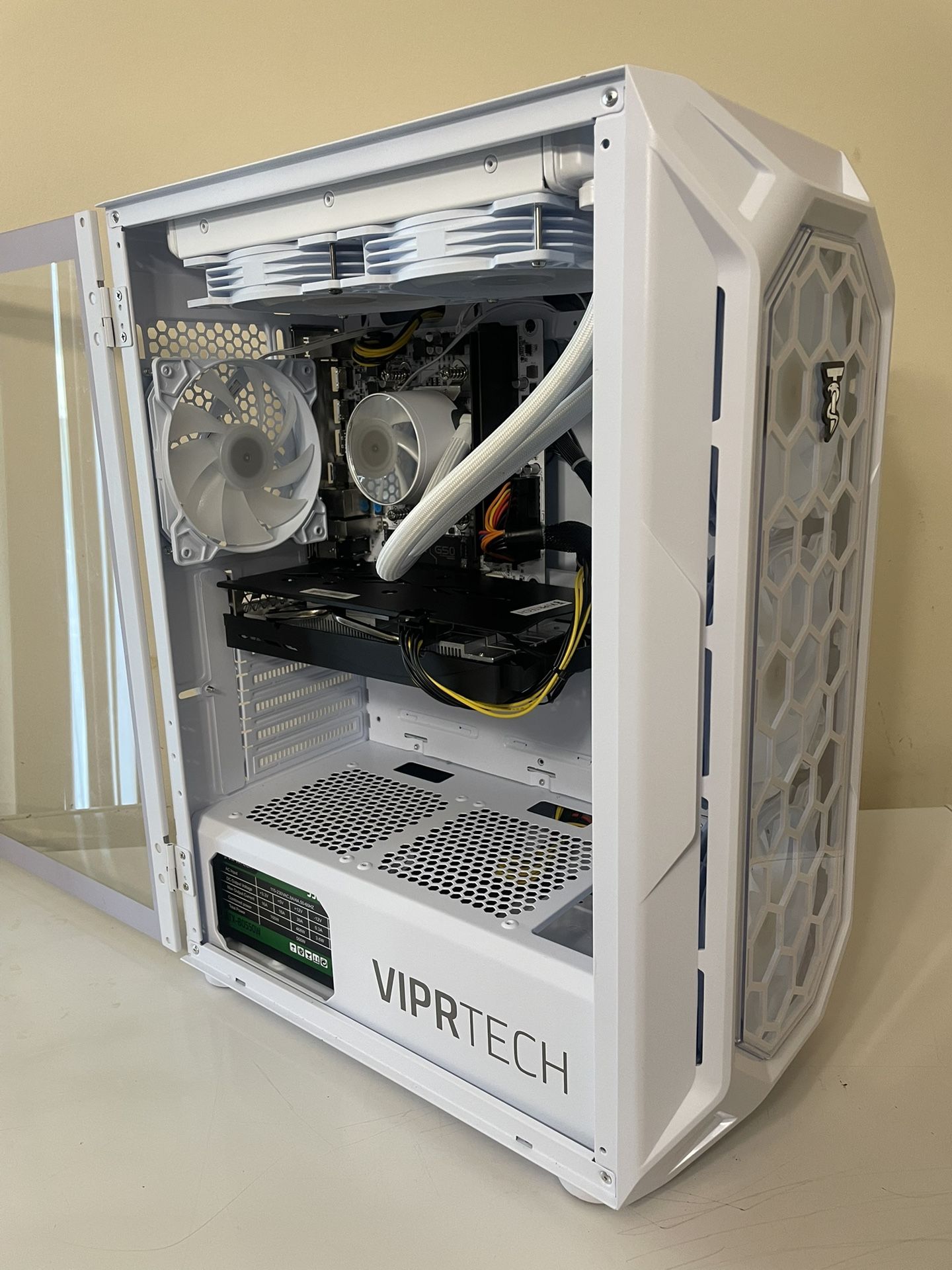 NEW Gaming pc - White RGB - GTX 1660 Ti - Ryzen 5 - 16GB Ram - 1 TB NVME - Liquid Cooled!