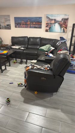 Sectional Couch Has 3 Recliners