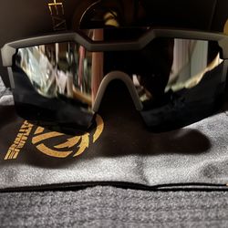 Heatwave black with black frame sunglasses 