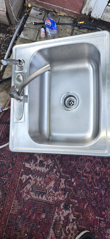 25x22 inch sink like new