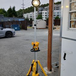 DEWALT TRIPOD WORK LIGHT WITH 3 BATTERIES