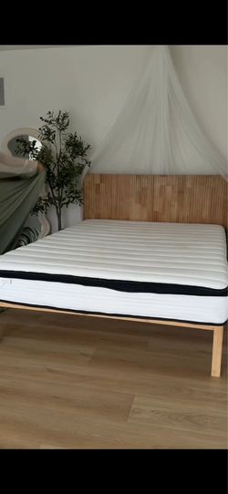 Queen bed + mattress
