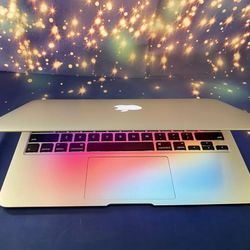 Apple MacBook Air 11 inch / Dual Core i5 1.3Ghz / 4GB/ 128GB SSD. MacOS Big Sur