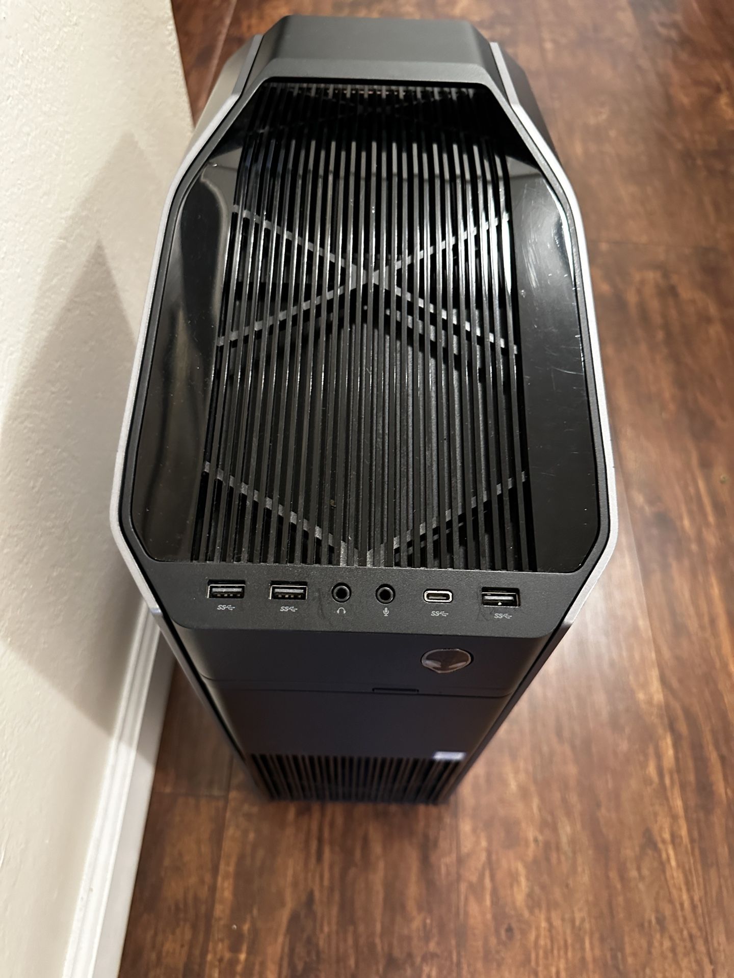 Dell Alienware Aurora R7  i7-8700 3.7Ghz 1080Ti 32GB RAM 500GB SSD Built in Wi-Fi Gaming PC