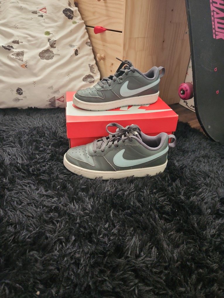 Nike Court Borough Size 4y