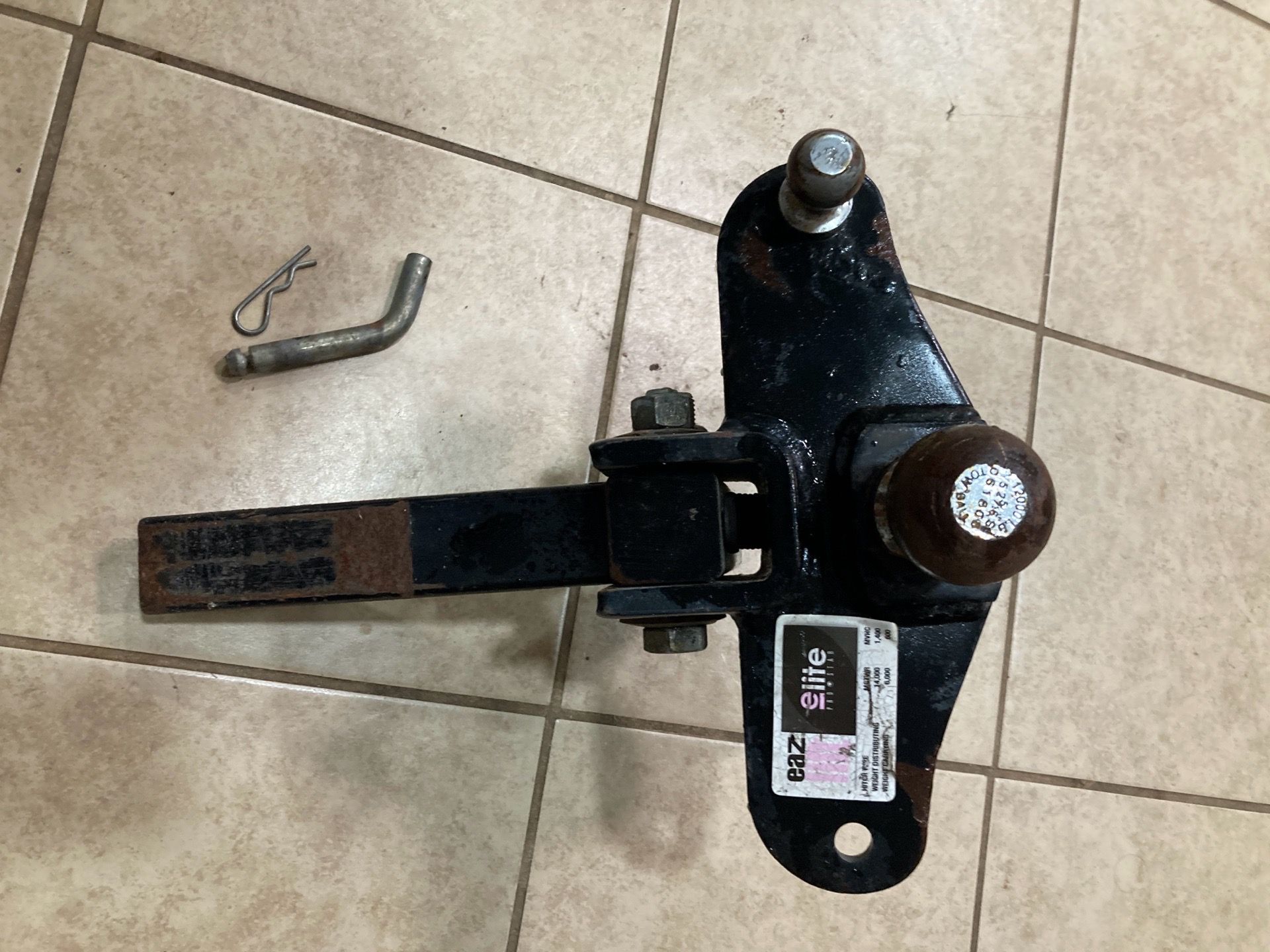 Sway control towing hitch