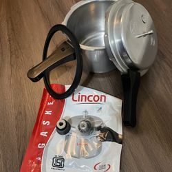 Pigeon Induction Base Aluminium Pressure Cooker with Outer Lid, 3 Litres (Silver)