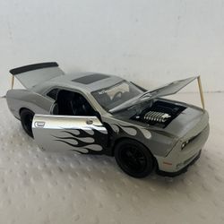 2015 Dodge Challenger SRT Hellcat 1:24 scale diecast model car