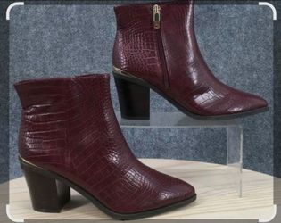 Liz Claiborne   East River Wine Croc Size 8.5 memory foam booties