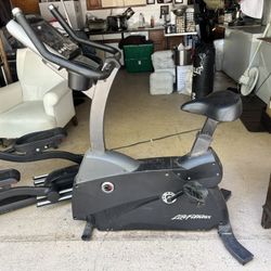 LIFE FITNESS C3 UPRIGHT LIFECYCLE BIKE