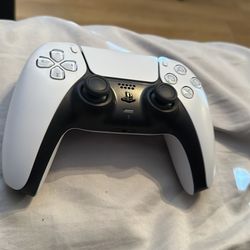 white ps5 controller