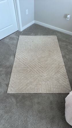 3’6 X 5’6 area rug used for decor like new