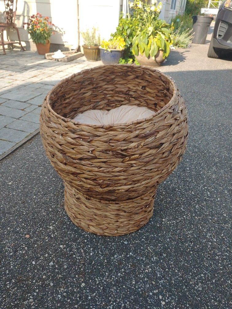 WICKER Cat Bed With Stand