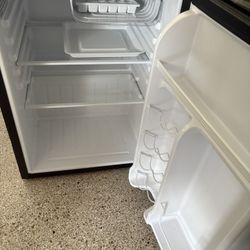 2.7cf Magic Chef  Mini Fridge