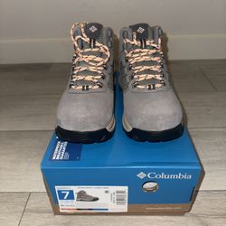 NEVER WORN Columbia Boots Size 7