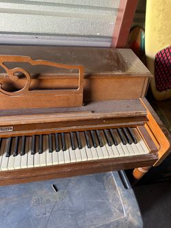 Wurlitzer 1970’s  Upright Piano Walnut Wood