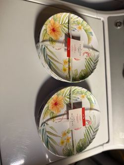 Set of 8 plastic cups and plates