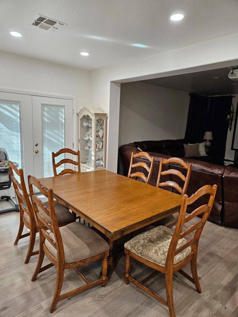 Beautiful Oak Dining Table And Chairs 