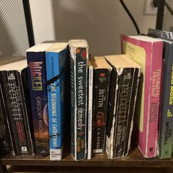 📚 MOVING SALE! New And Used Book Bundle 
