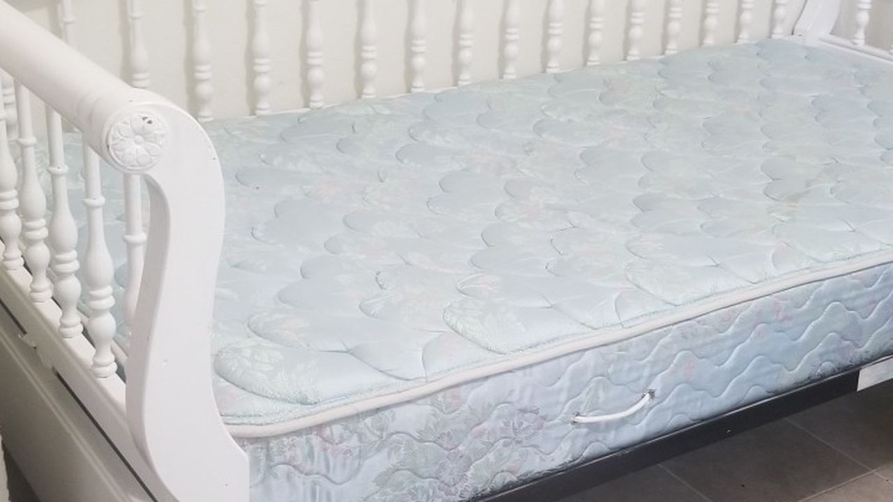 Very nice single bed need to go asap by Sunday is gone no room in the storage. Very comfortable $150 or best offer....