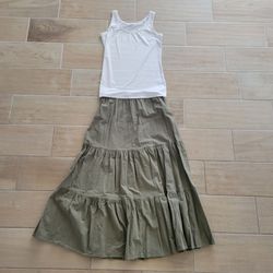Cotton casual elastic waist skirt with pockets and white t-shirt