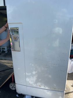 (PENDING)    Free antique freezer works