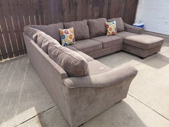 Ashley Sectional (delivery available)