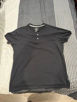 Kenneth Cole New York Men’s Medium Short Sleeve Henley T-Shirt Black Button Neck Tee