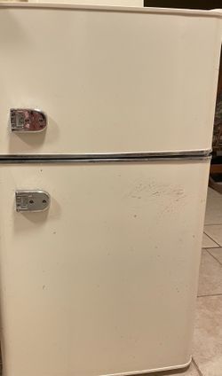 Insignia 3.1 cu. ft. Retro mini fridge