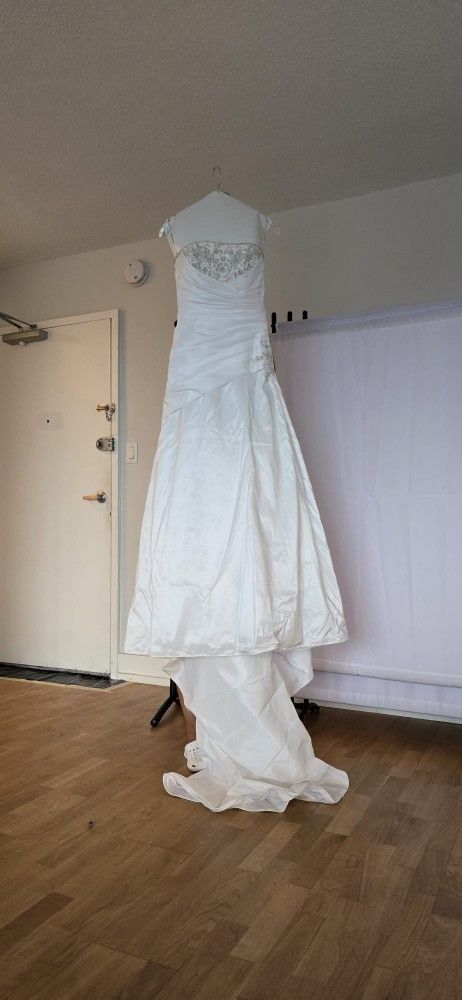 Davids Bridal Wedding Dress!!!Size 4!