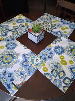 Fiesta "la vida/cool" paisley design fabric placemats- lot of 4