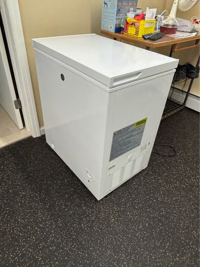 GE 5.0 Cu. Ft. Manual Defrost Chest Freezer - Like New
