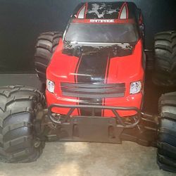 1/5 Scale Redcat Rampage 4X4 runs On Pump Gas