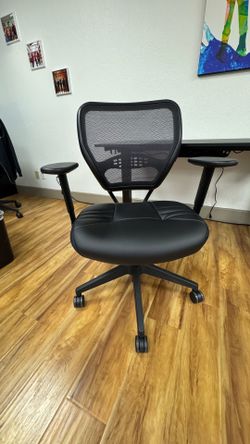 Black desk chair